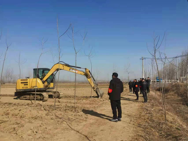 今年初，当地基层“田长”现场制止破坏耕地行为。东海县委宣传部供图