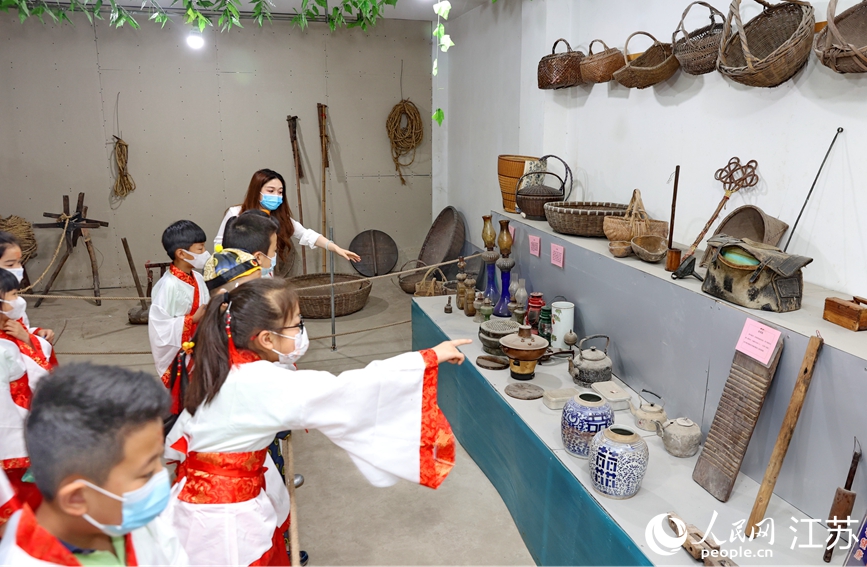 �ιۺ�ɫ����չ�����Ծ���