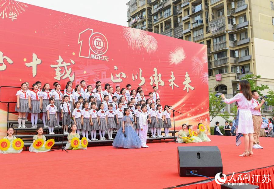 宝塔小学举办十周年庆典暨六一文艺汇演。胡润摄