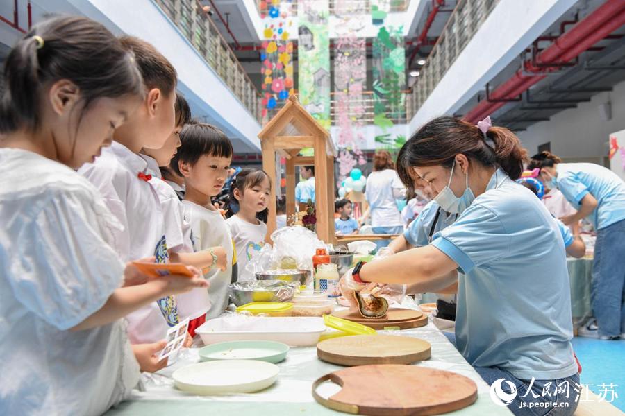 浅水湾幼儿园的孩子们参加幼儿园的自助餐活动。胡润摄