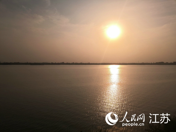 夕阳映射下的京杭大运河美景。 人民网 张玉峰摄