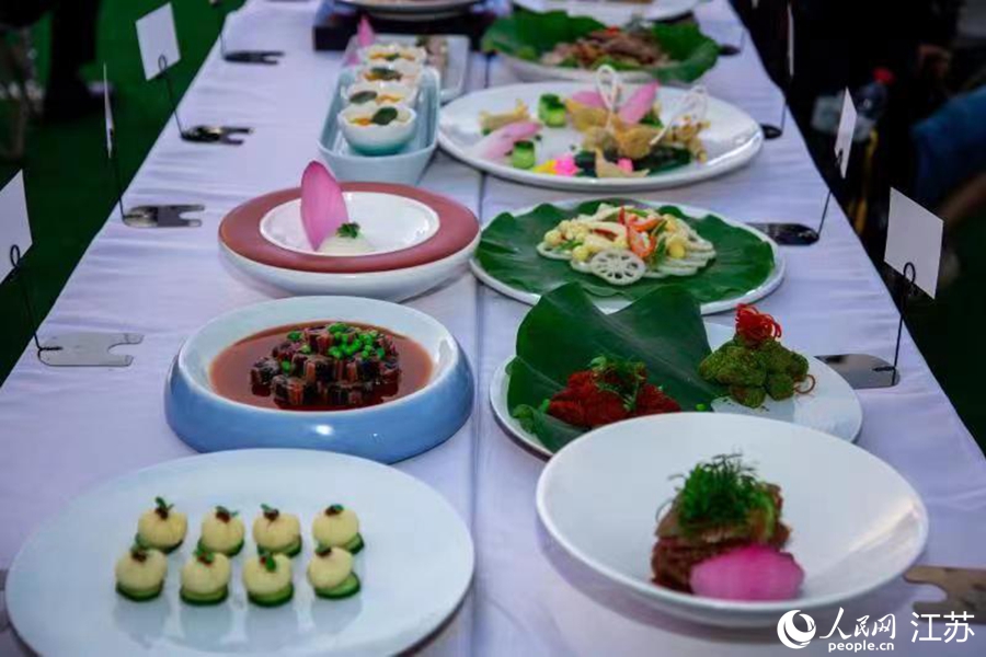 荷花节上荷花宴。虞彬摄