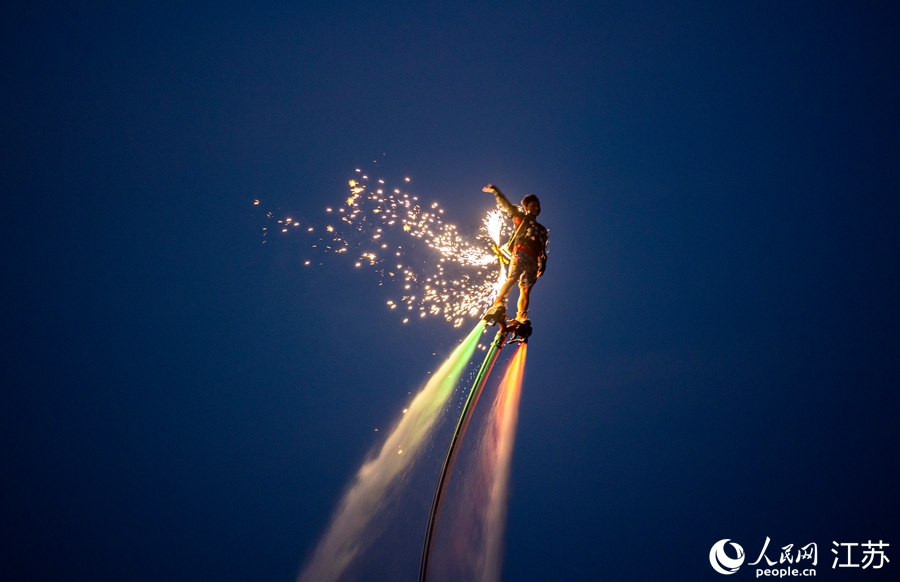夜间的水上飞人表演。虞彬摄