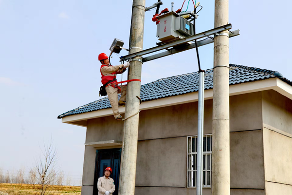 圖為電力部門為三鋪村增設電力設備，保障當地2000畝糧田和果園的灌溉需求。東海縣委宣傳部供圖