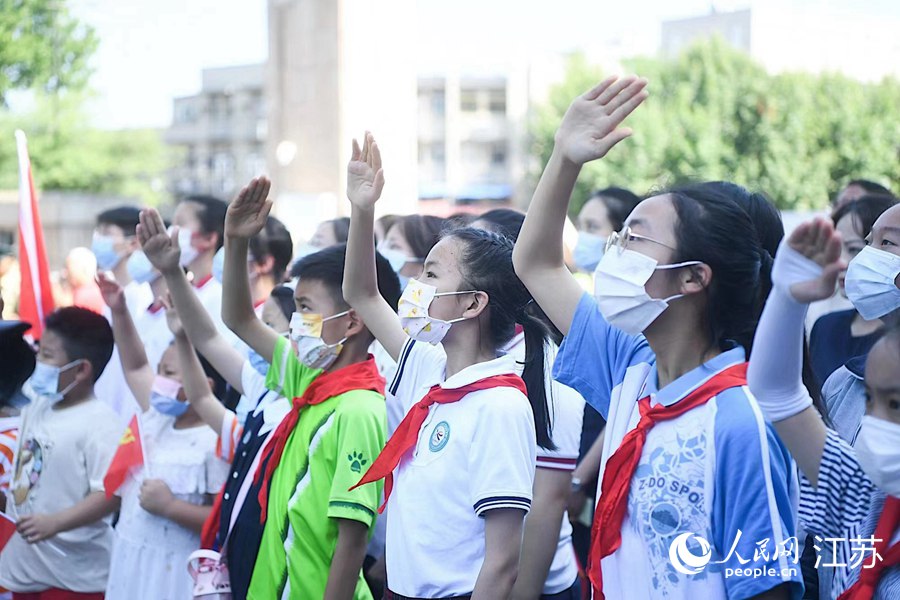 不少市民自發趕來觀看升旗儀式。邵丹攝