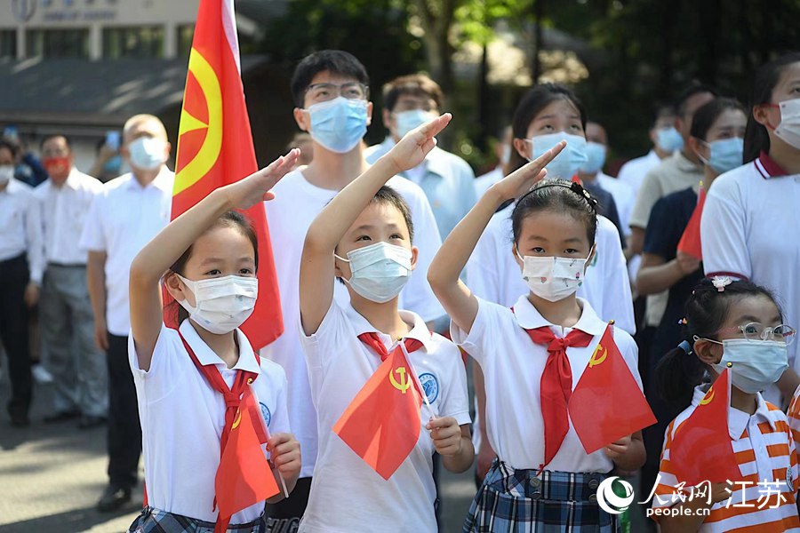 少先隊員敬隊禮。邵丹攝