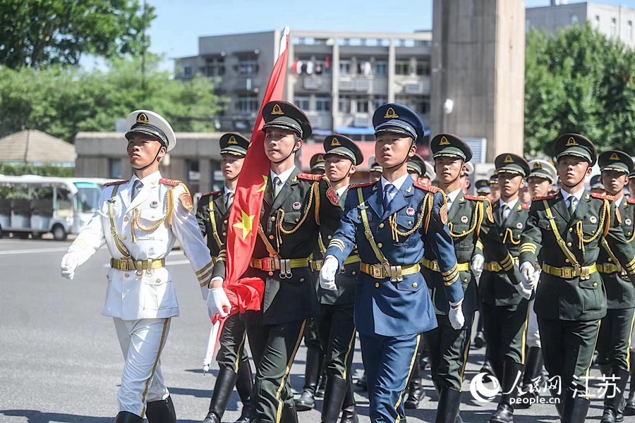 升旗禮兵邁著鏗鏘有力的步伐護衛國旗入場。 邵丹攝