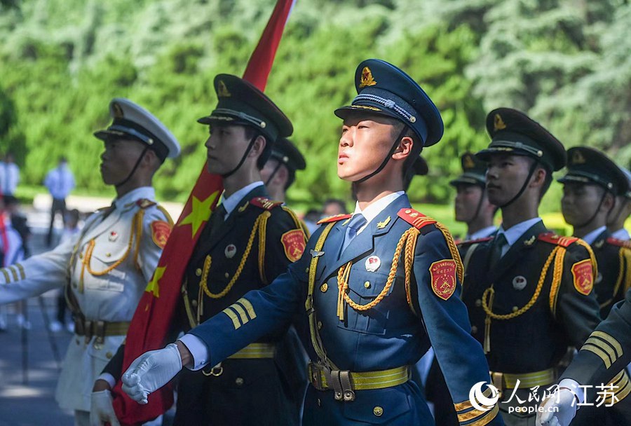 升旗禮兵邁著鏗鏘有力的步伐護衛國旗入場。邵丹 攝