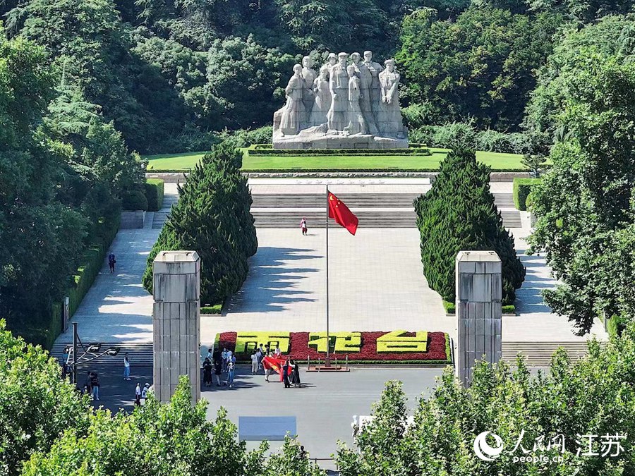 五星紅旗在雨花台上空迎風飄揚。邵丹攝