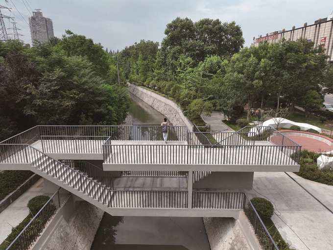 7月3日，迈皋桥长园廊桥建成并对外开放，成为居民纳凉、亲水空间。 本报记者 邵丹 摄