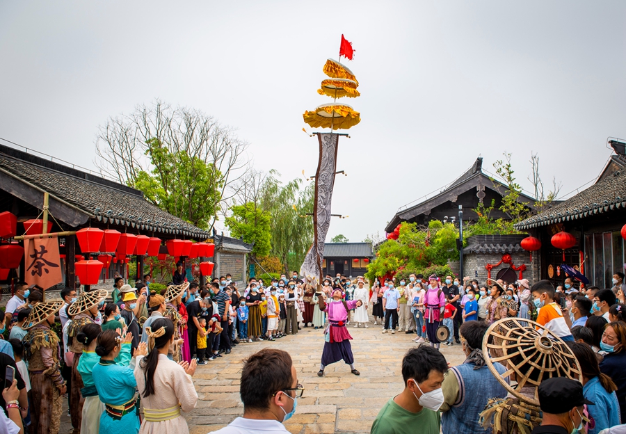 游客围观戏剧演出。