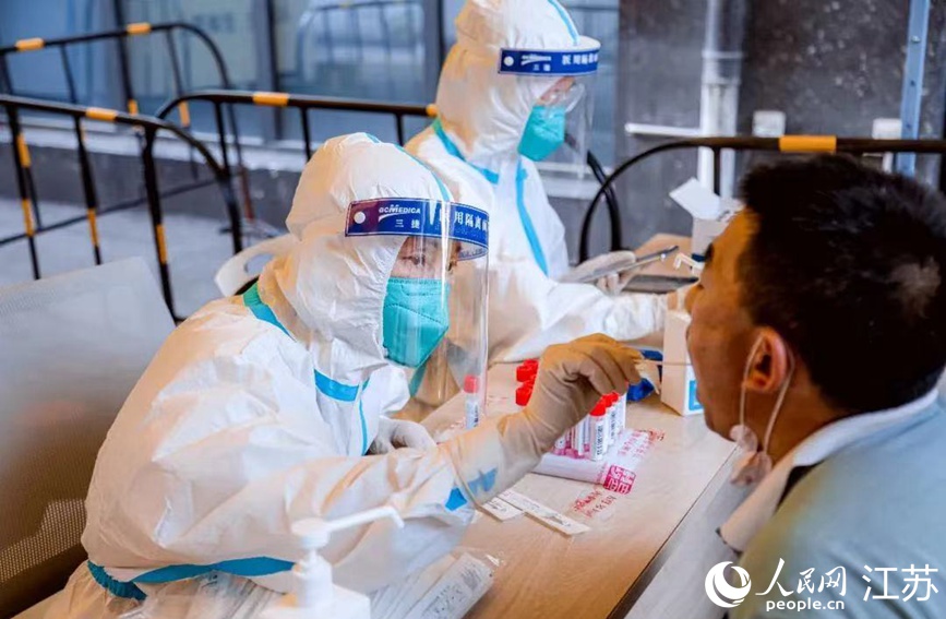 1、无锡市中医院支援新吴区核酸采样队在梅村街道为市民进行核酸检测。李学森摄