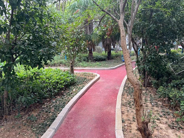 整治后的岗虹苑小区。秦宣摄
