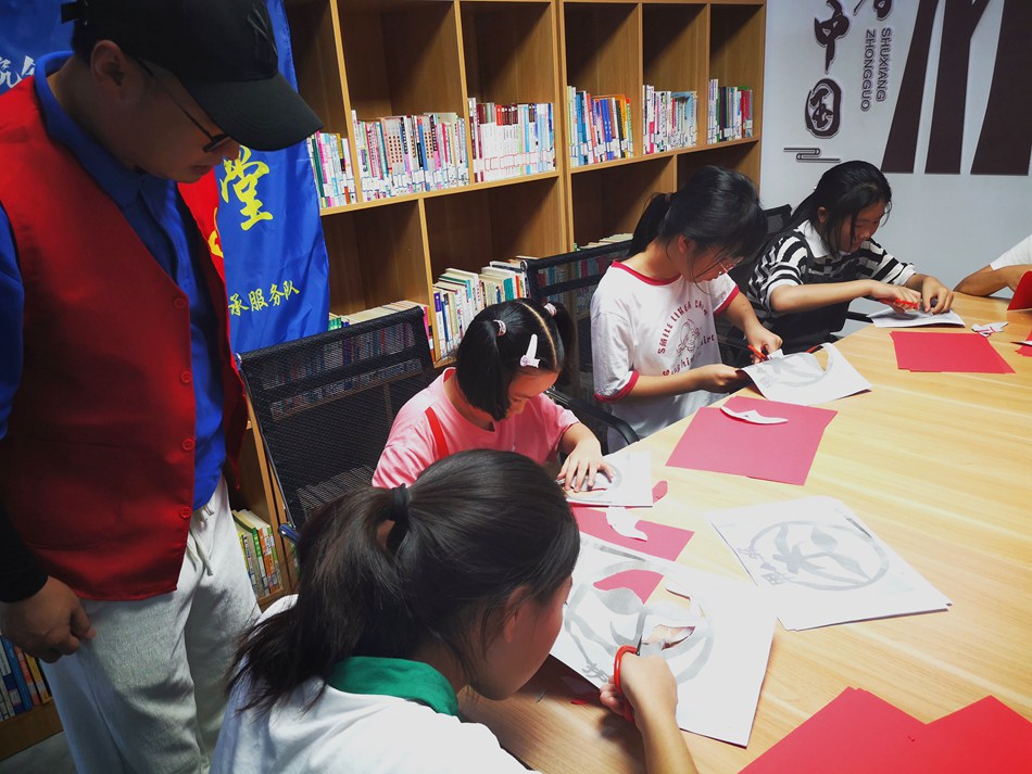 孩子们学习剪纸技艺。史道智摄