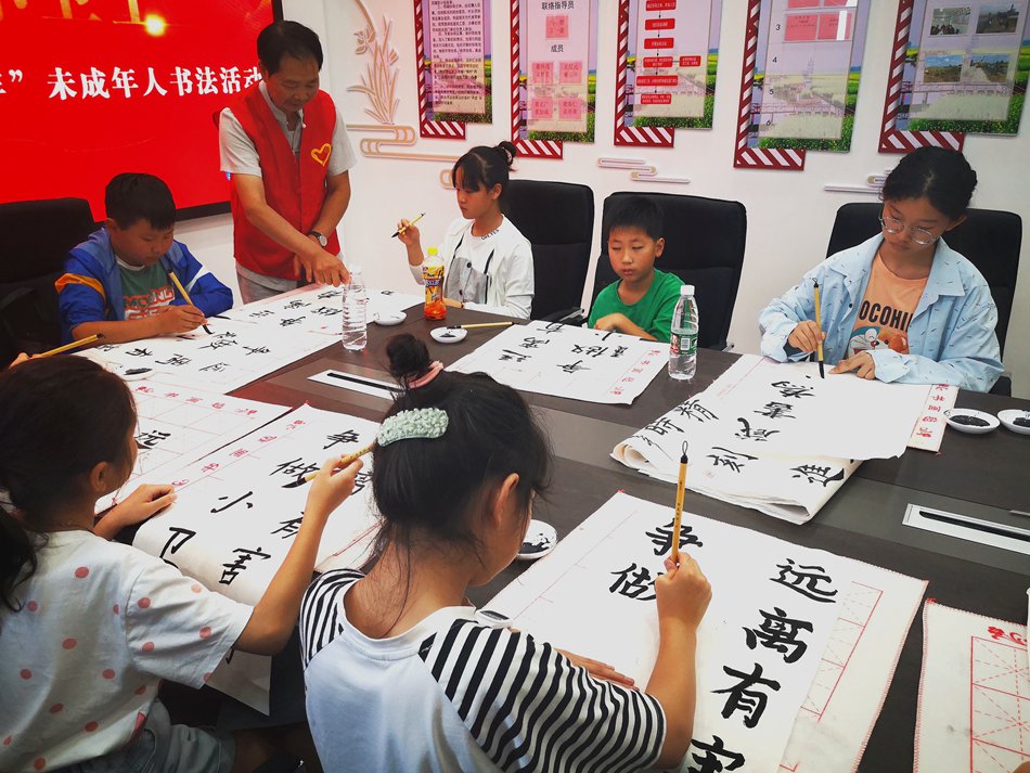 书法老师指导学生们练习书法。史道智摄