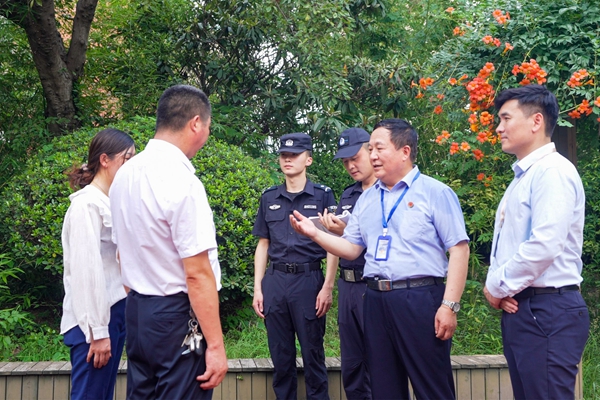 “矛调员”同民警共同出警，现场调解纠纷。滨海县公安局供图