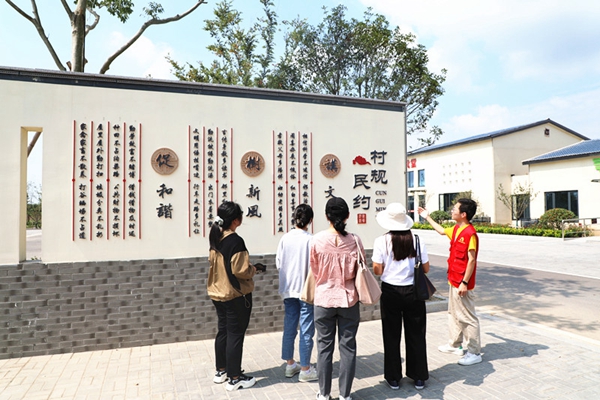 “文明美”點亮鄉村“振興紅”。張欣羽攝