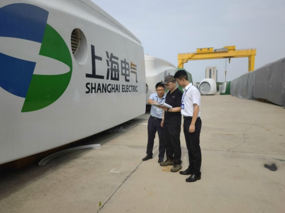近日，东台市纪检监察干部在上海电气风电设备东台有限公司走访，帮助企业化解难题。周小琴摄