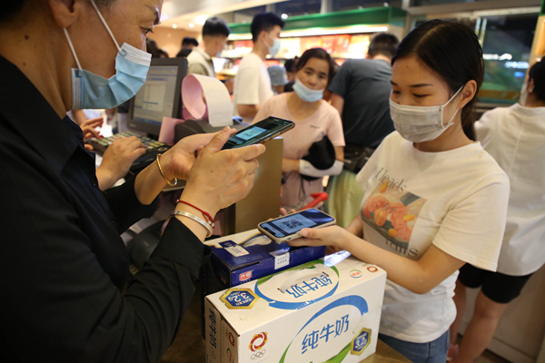 消费者排队核销结账。盐南高新区供图