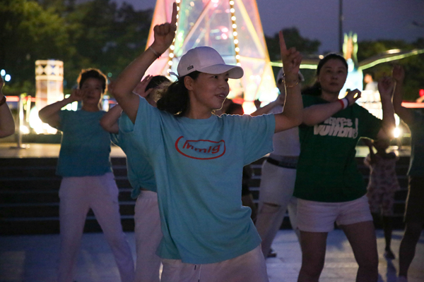 入夜后,群众在商圈游乐。盐南高新区供图