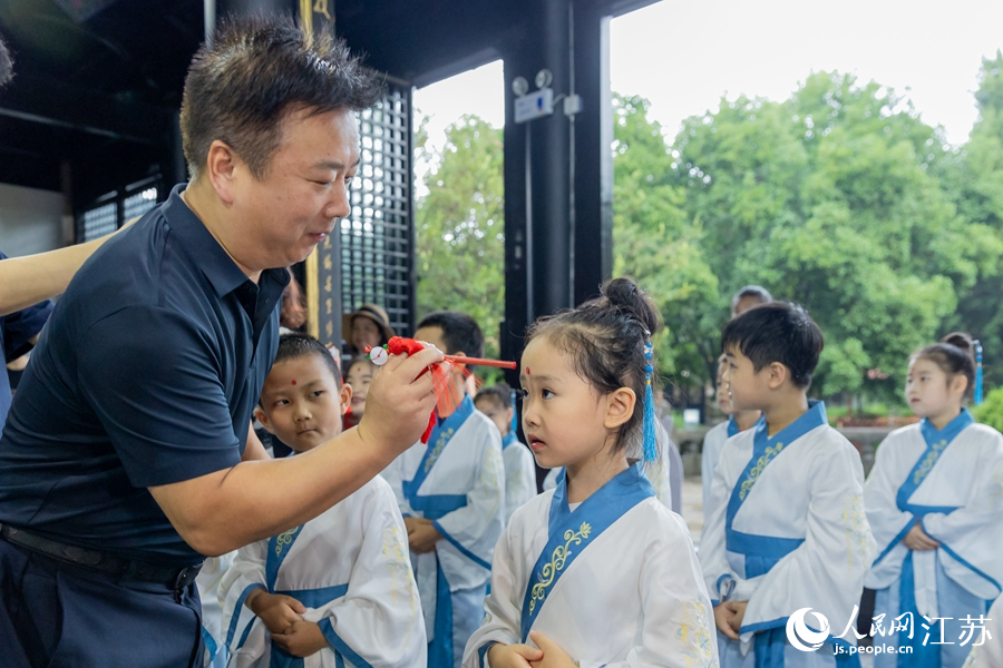 学童在梅村泰伯庙举行启智礼。梅萱摄