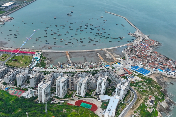 连岛中心渔港码头主体工程建设接近尾声，渔业经济迎来高质发展新机遇。王健民 摄