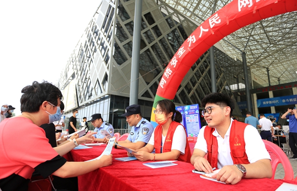 圖為工作人員向前來咨詢的水晶從業者宣傳網絡安全知識。東海縣委宣傳部供圖