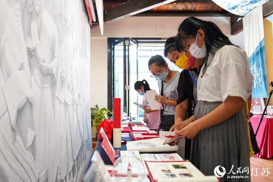 中秋佳节，南京梅园新村办起了“红色集市”。尹翔摄