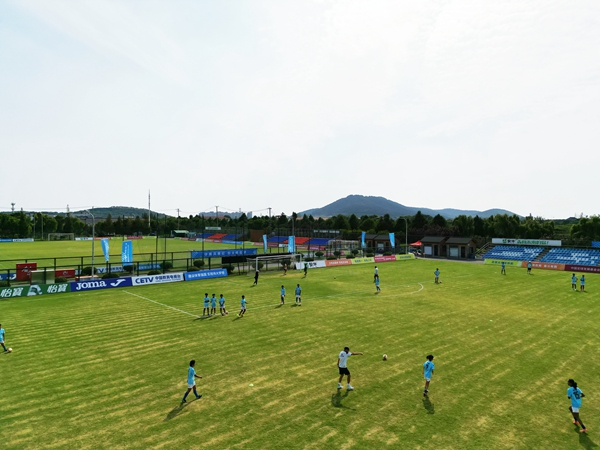 天津体校女足队正在苏州太湖足球运动训练基地训练。人民网记者 王继亮摄