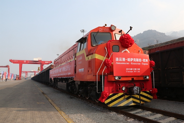 2015年12月13日，首班中哈（连云港）物流基地中欧班列缓缓驶出铁路专用线。连云港港口集团供图