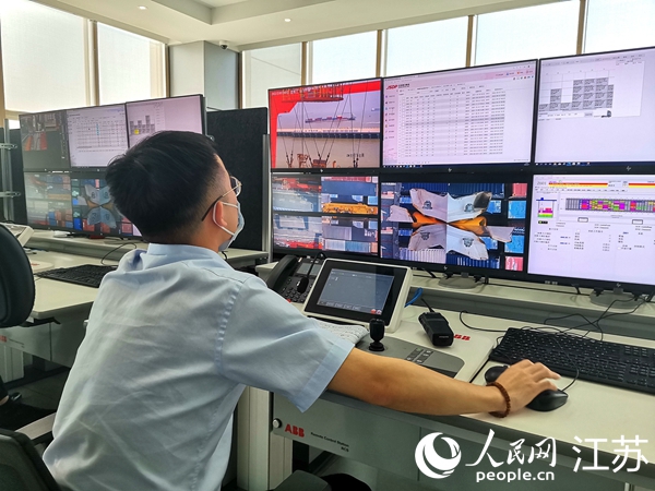 太仓港的远控员通过调度系统进行自动化设备调度工作。人民网 张瀚天摄