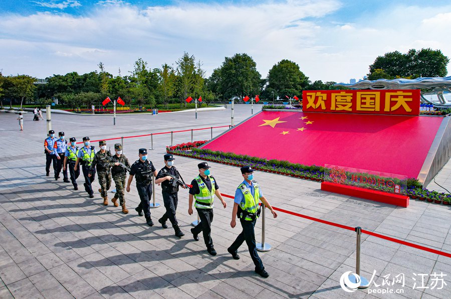 客运、铁路、地铁、属地公安及交通、交警、城管、武警、特警等职能执法单位，组成联勤联动武装巡查队，开展联合执法、安全保障工作。孙中元摄