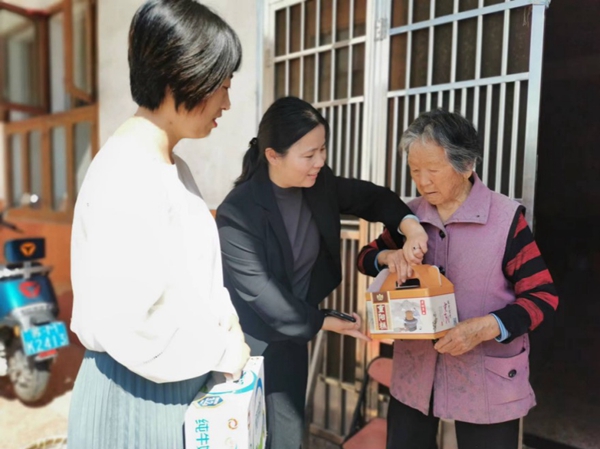 东兴镇相关负责人走访慰问百岁老人。靖江市委宣传部供图