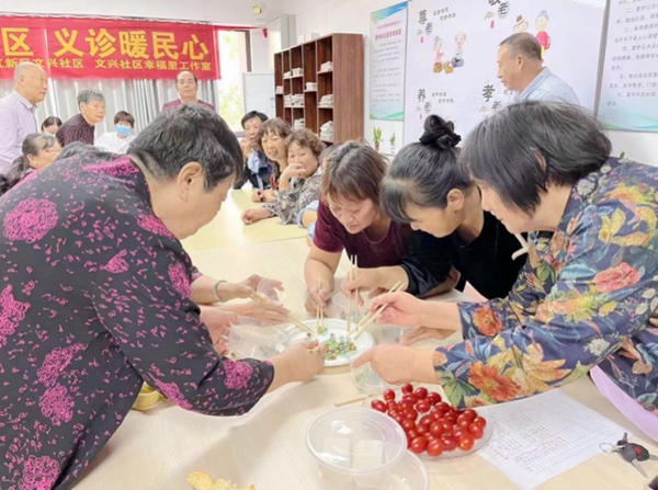 滨江新区文兴社区老年居民参加趣味游戏比赛。靖江市委宣传部供图