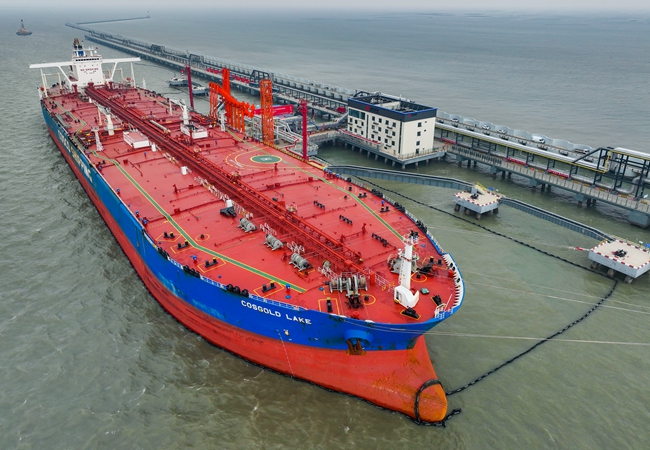 30万吨级超大型油轮首次靠泊江苏。徐圩新区供图
