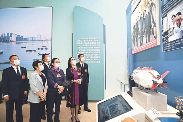 10月17日晚，江苏代表团参观“奋进新时代”主题成就展。本报记者 吴胜摄