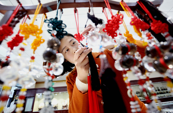 一名女士正在选购水晶饰品。东海县委宣传部供图