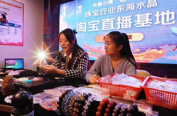 青年电商正在进行水晶直播带货。东海县委宣传部供图