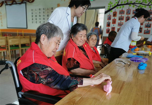 当地北沟养老服务中心的老人们用彩泥制作手工。新沂融媒供图