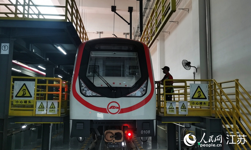 工作人員正在為列車“體檢”。人民網記者 王繼亮攝
