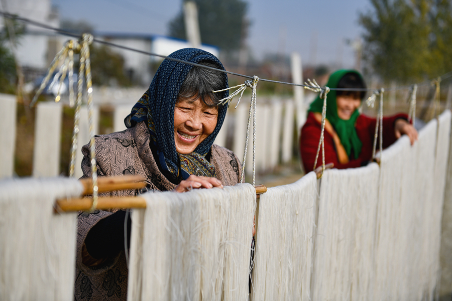 村民晾晒传统手工制作的红薯粉丝。周永摄