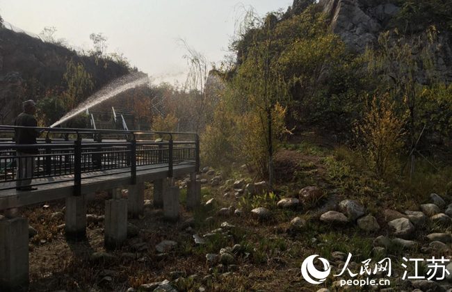 辛山公园管理员在洒水。 人民网 俞杨摄