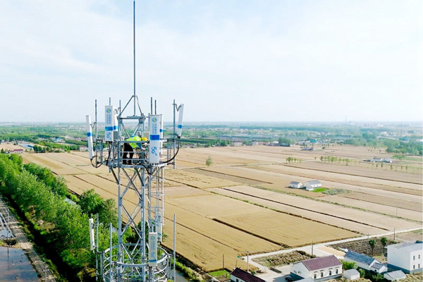 移动网络技术人员在盐城市盐东镇坞港村建设5G基站。江苏移动供图