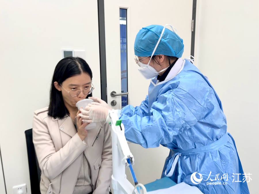 市民正在南京市建邺区海峡城卫生服务中心接种吸入式新冠疫苗。人民网 李子佩摄