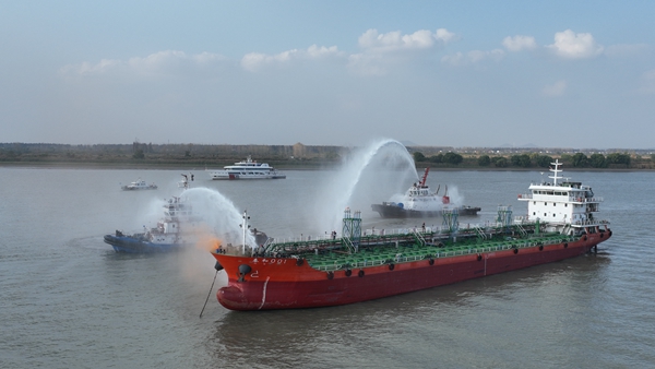 两艘消防船舶对“化运1号”进行“灭火”。南京海事局供图