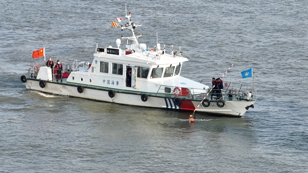 “救援人员”对“落水船员”进行营救。南京海事局供图