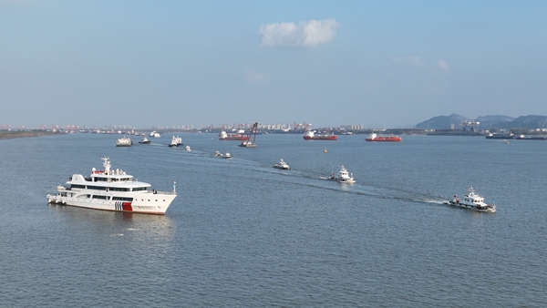 参加演习船舶列队接受检阅。南京海事局供图