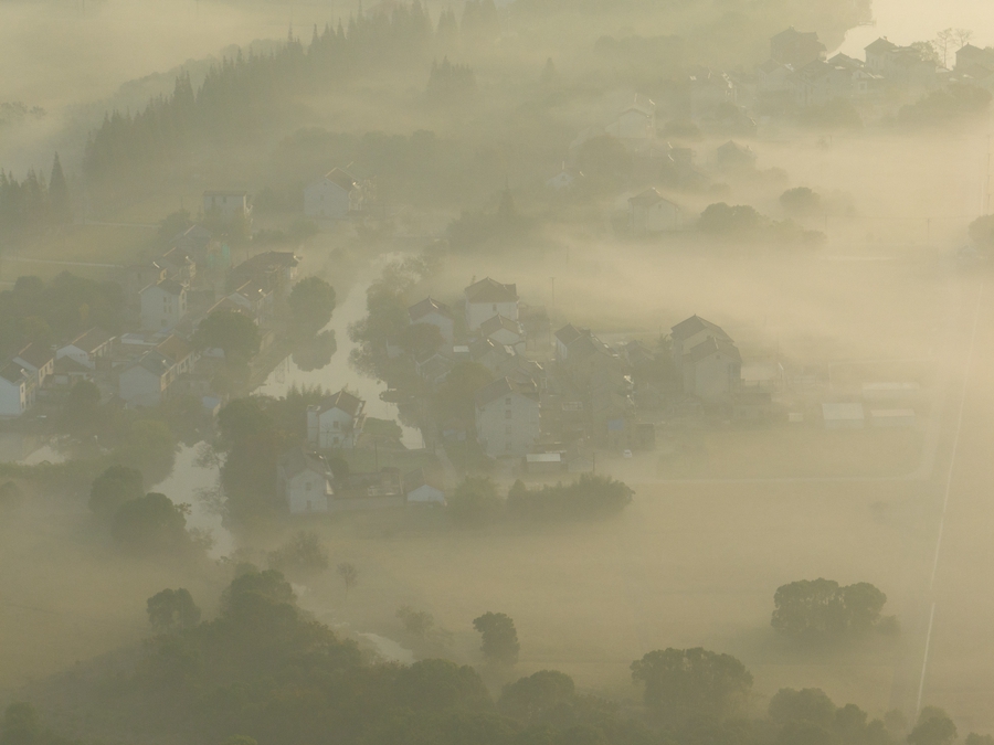 薄雾笼罩下的江南水乡。孙晓东摄