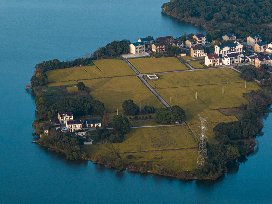 薄雾退去。孙晓东摄
