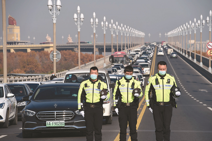 12月6日，南京长江大桥，市民和交警默哀，悼念江泽民同志。 本报记者 吴俊 摄